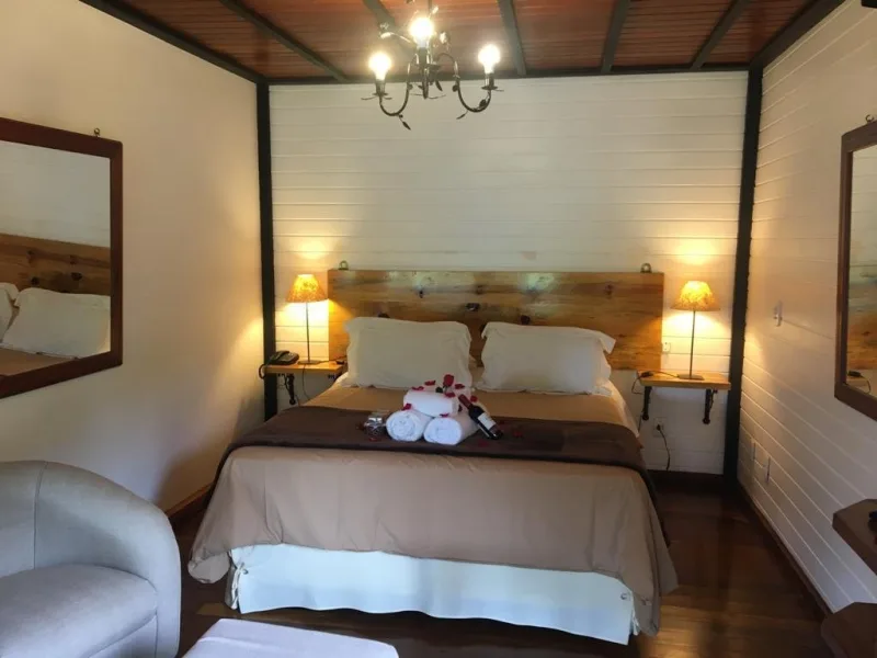 Quarto com cama no Chalé 01